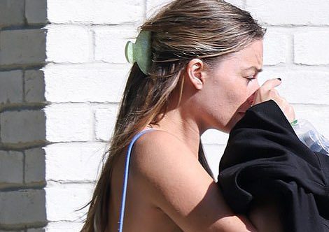 Captan a Margot Robbie llorando tras visitar a Cara Delevingne