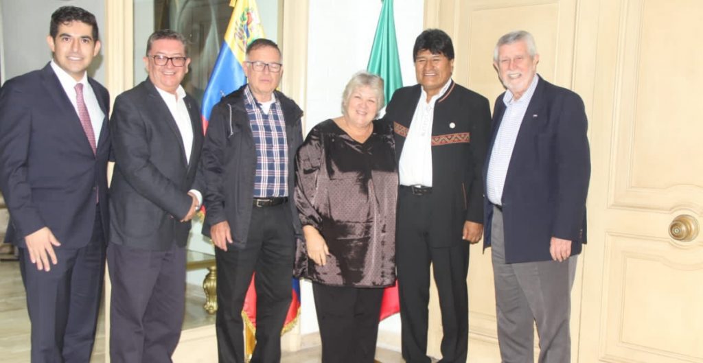 Evo Morales presume cena con la hija del “Che”; PAN rechaza su presencia en México