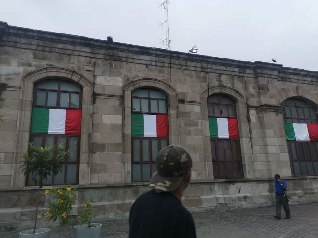 Ahora colocan banderas sin escudo nacional en edificio municipal de Tepic