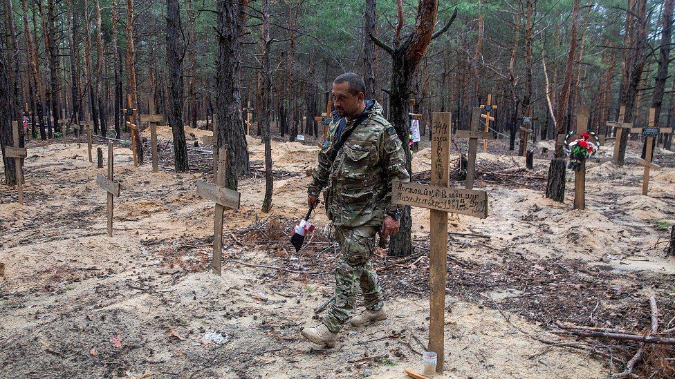 Localizan una fosa común con más de 440 cuerpos en Izium, Ucrania