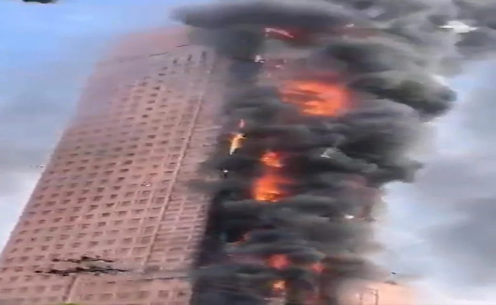 Enorme incendio consume edificio de 200 metros de alto en China #VIDEOS