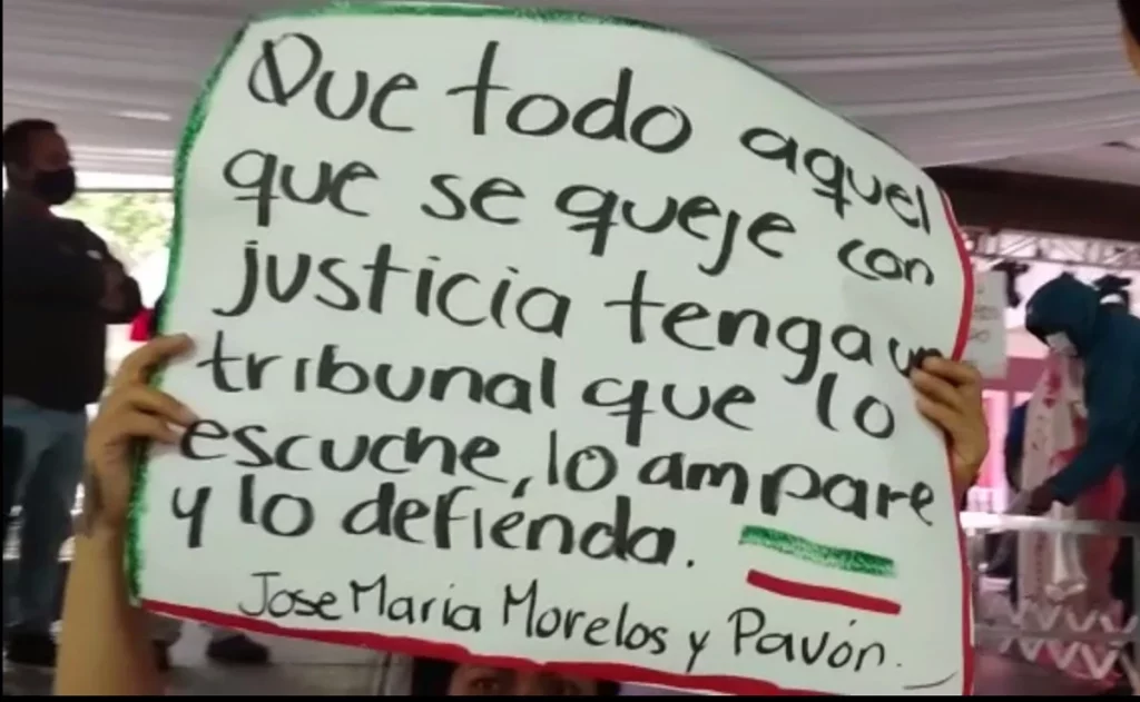 Manifestantes dejan ataúdes al alcalde de Uruapan durante Grito de Independencia