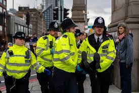 Apuñalan a dos policías en Londres; descartan que sea un móvil terrorista