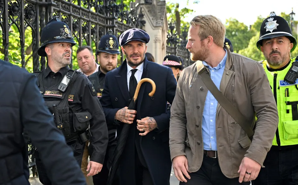 David Beckham se une a la enorme fila para despedirse de la Reina Isabel II