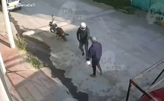 Hombre enfrenta a asaltante armado en calles de Los Reyes La Paz