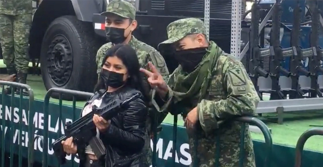 Critican a militares por prestar armas a asistentes del Desfile Militar