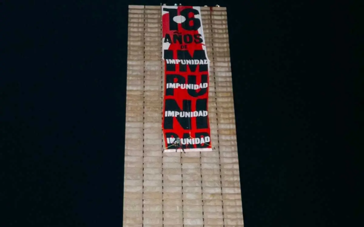 Colectivo despliega manta contra la militarización en la Estela de Luz