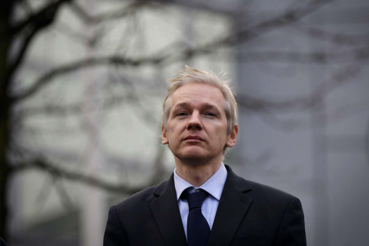 En desfile cívico militar, AMLO se compromete a seguir pidiendo la libertad de Julian Assange