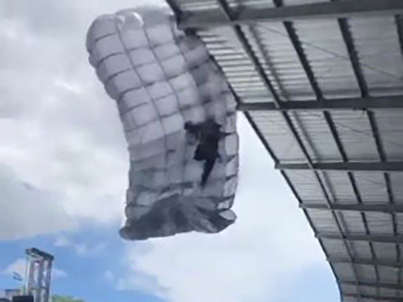 Paracaidista sufre aparatosa caída durante desfile en Honduras #VIDEOS