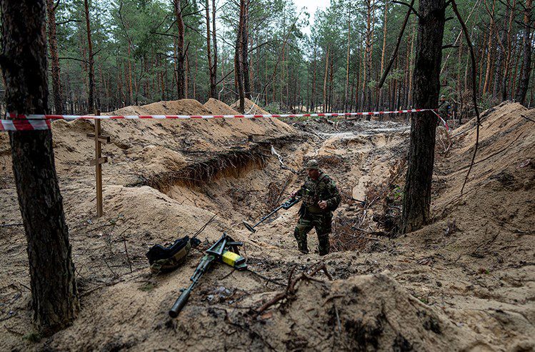 Cuerpos en fosa común en Ucrania con 440 cadáveres muestran signos de tortura