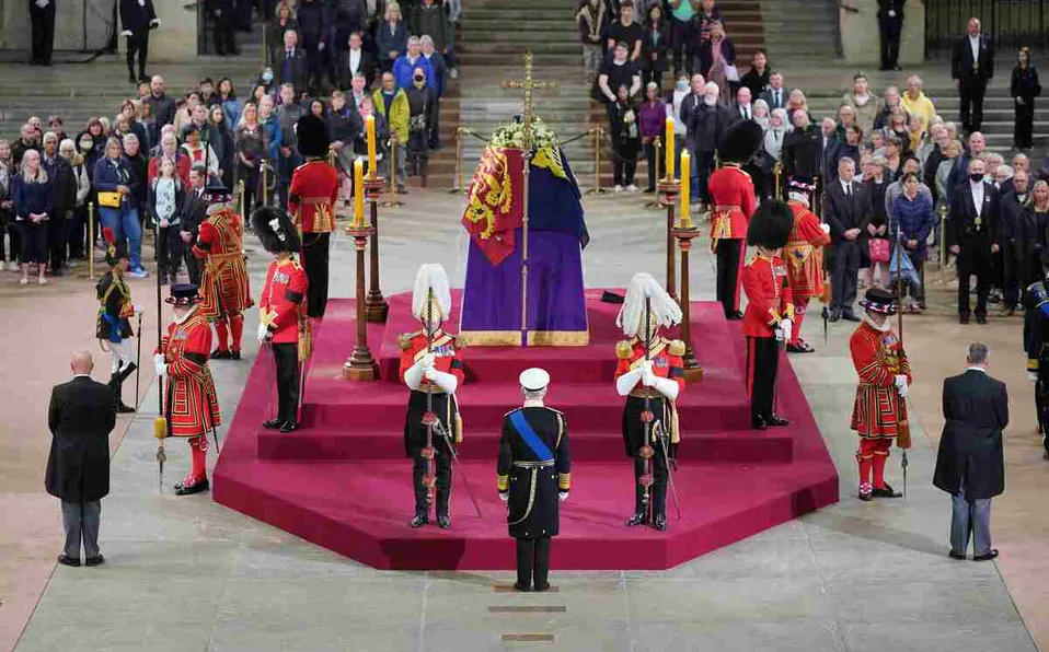 El Rey Carlos III y sus hermanos velan a la reina Isabel II en la 'vigilia de los príncipes'