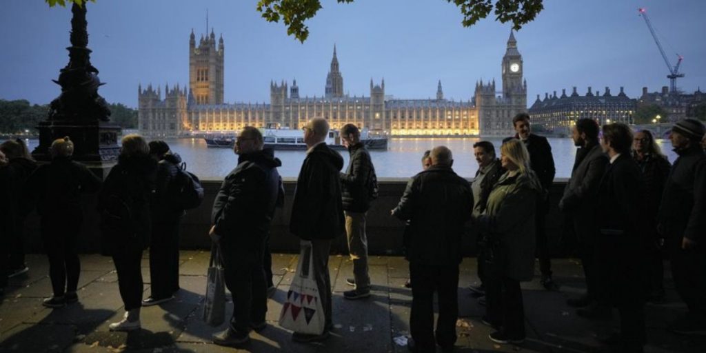 Suspenden acceso para ver féretro de la reina Isabel II tras cola de 14 horas