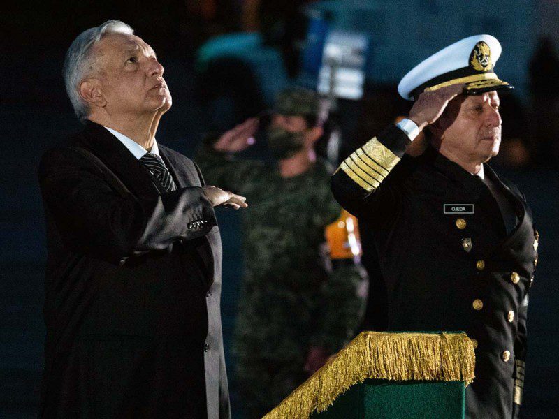 AMLO iza la bandera en memoria de las víctimas de los sismos de 1985 y 2017