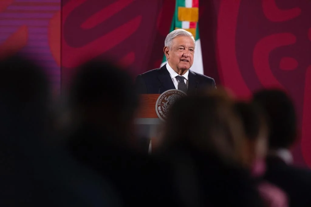 Carlos Joaquín ayudará a promover el turismo desde Canadá, asegura AMLO