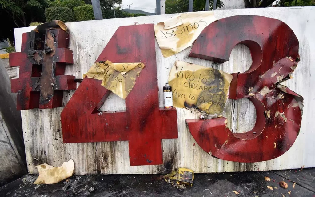 Incendia antimonumento a los 43 normalistas de Ayotzinapa en Guerrero