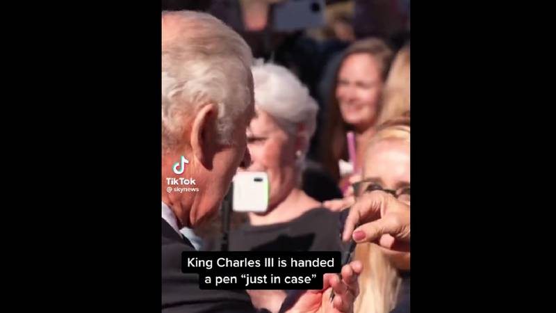 Mujer le regala bolígrafo al rey Carlos III tras #VIDEO viral manchándose de tinta