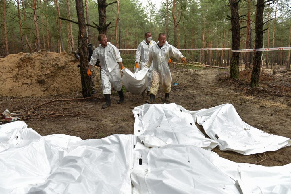 Rusia descarta presencia de fosas en Izium tras descubrimiento masivo de cadáveres