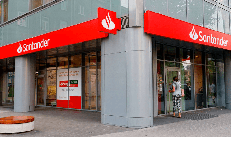 Santander investiga visita de empleados a un club de 'striptease'