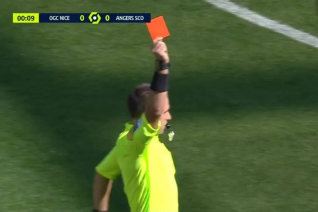 Dos jugadores son expulsados en segundos de entrar a la cancha #VIDEOS