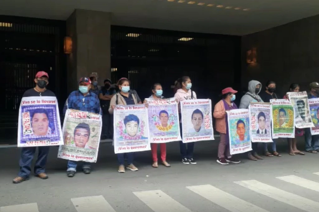 Padres de los 43 de Ayotzinapa se manifiestan frente a la SRE