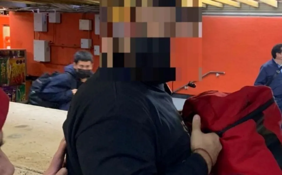 Detienen a usuario del Metro por rayar puerta de vagón