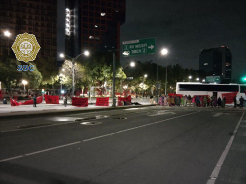 Normalistas suman 20 horas de bloqueo en Paseo de la Reforma