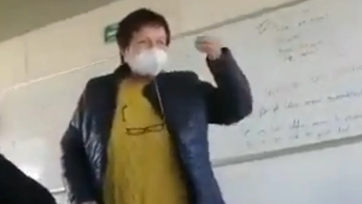 “Retrasado mental”: exhiben a maestra en Puebla insultando a sus alumnos #VIDEO
