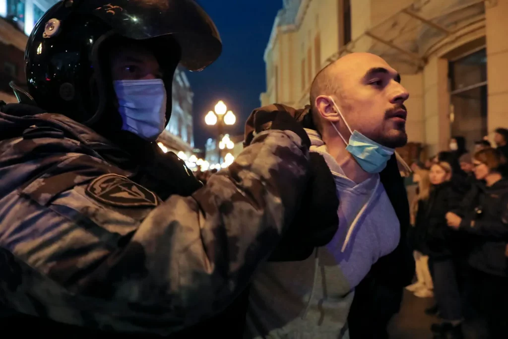 Más de mil 300 detenidos en Rusia tras protestar contra movilización de tropas