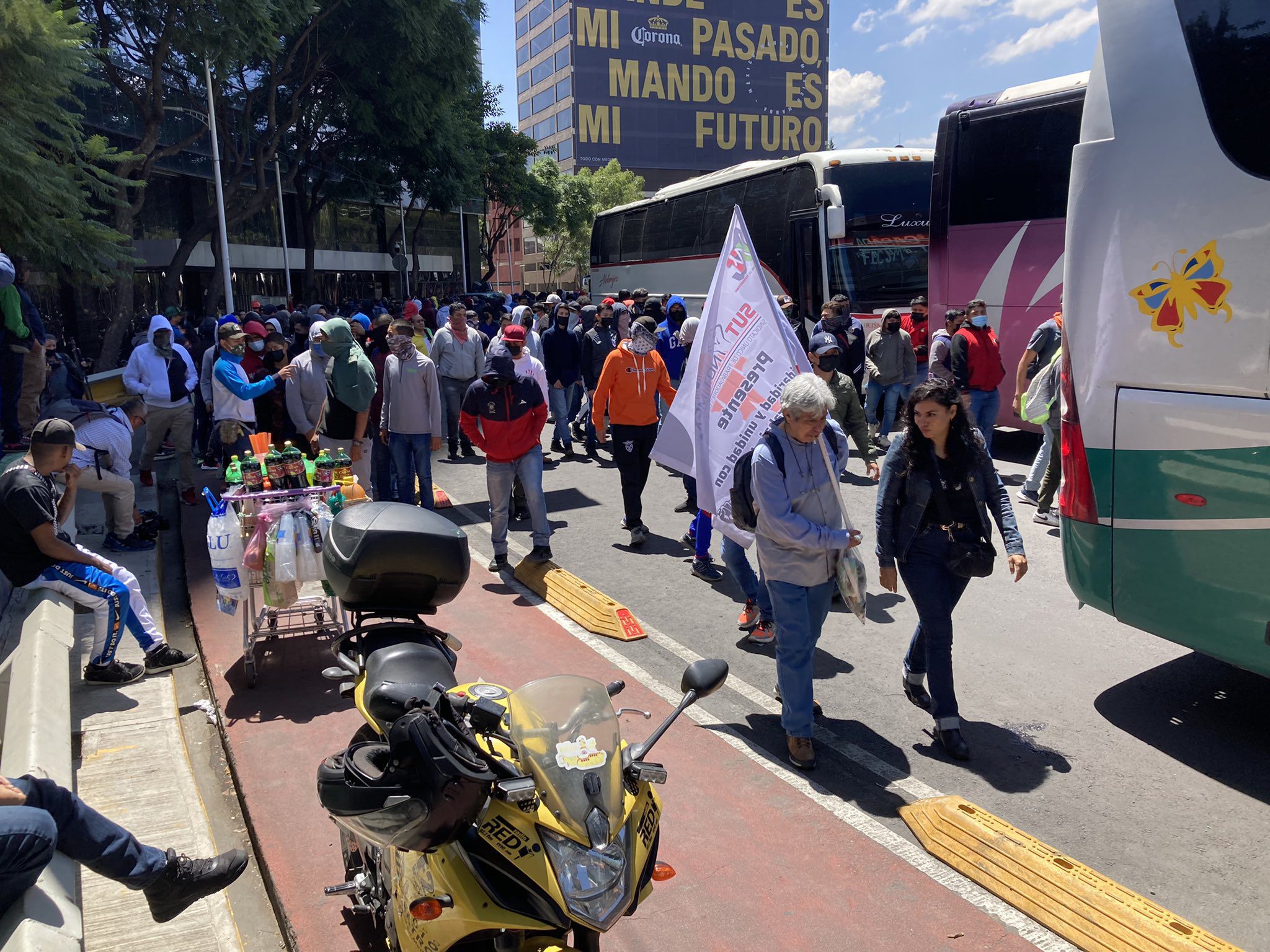 Manifestantes se enfrentan con policías durante protesta por caso Ayotzinapa #VIDEOS