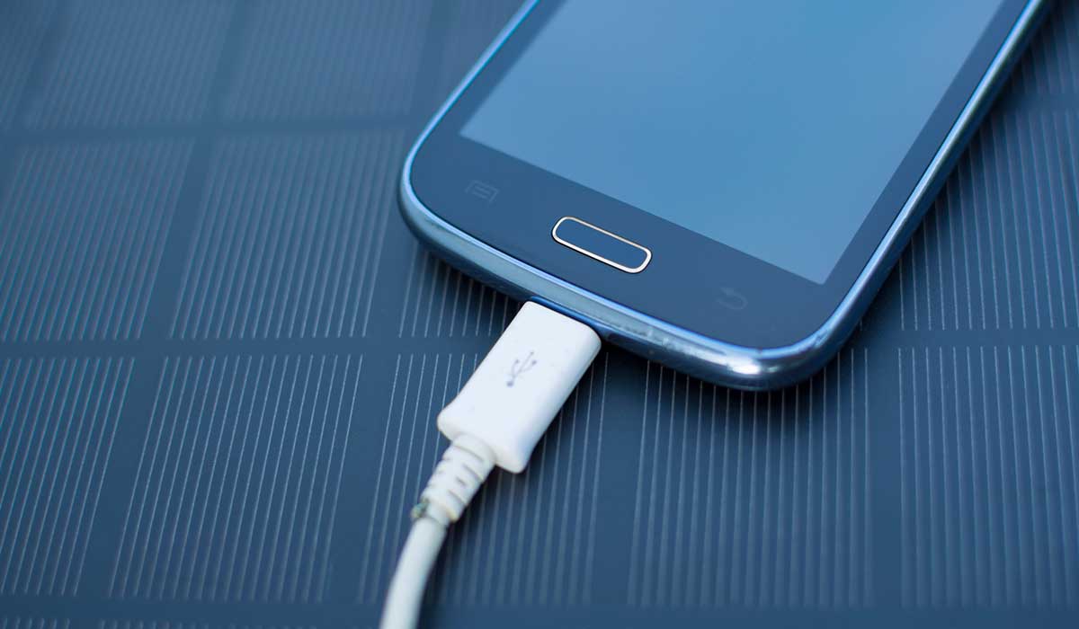 Joven de 17 años muere electrocutado al intentar cargar su celular, en Durango