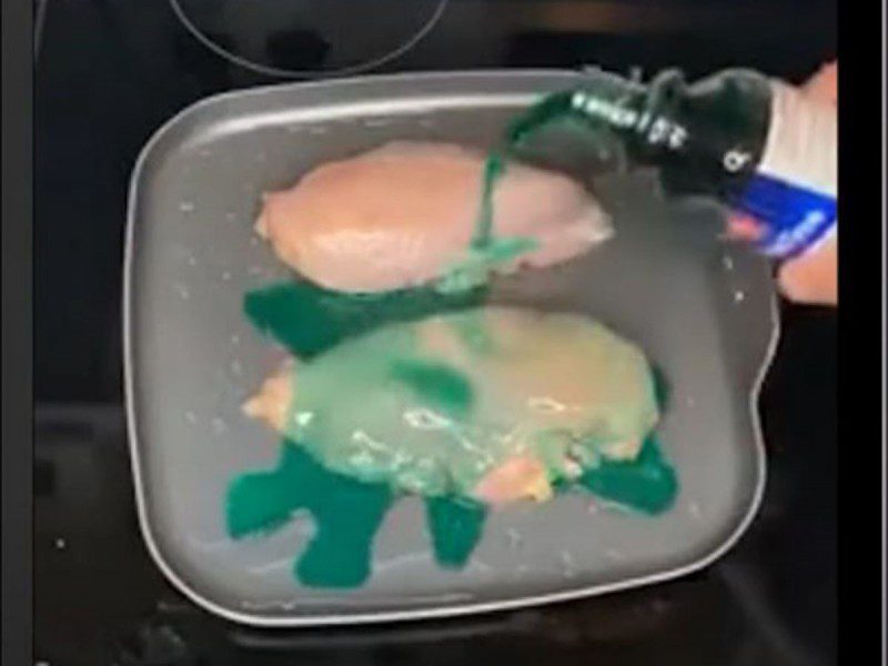 Reto de cocinar pollo con medicina para la tos pone en alerta a EU #VIDEO