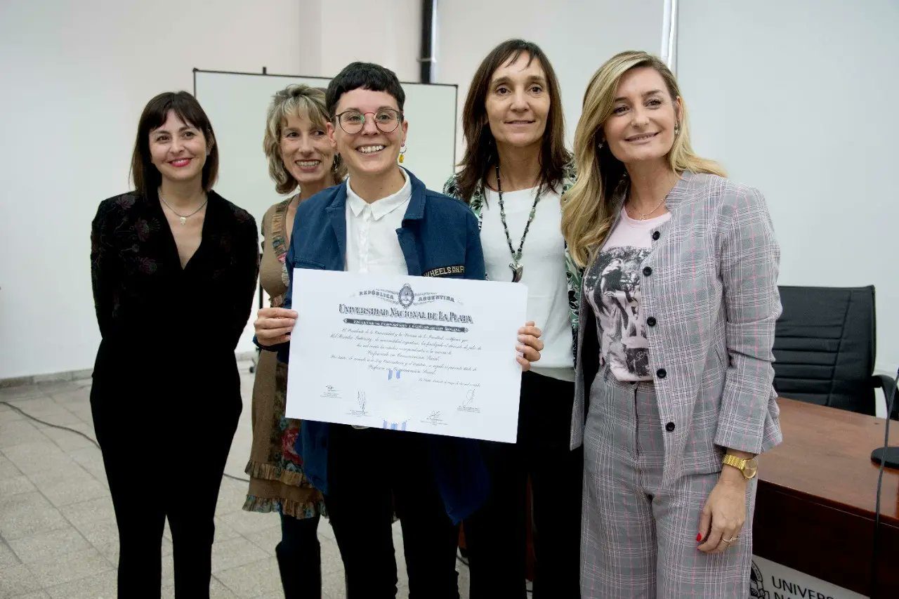 Universidad en Argentina entrega primeros títulos no binarios: 'Profesore' y 'abogade'