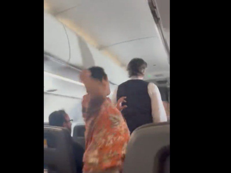 FBI detiene a pasajero por golpear sobrecargo en vuelo de México a EU #VIDEO