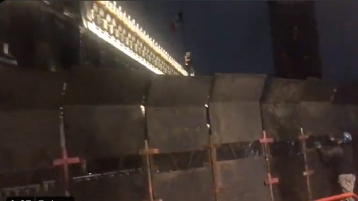 Cercan Palacio Nacional con vallas metálicas ante manifestación por caso Ayotzinapa