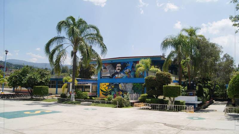 Maestro de secundaria en Cuernavaca golpea a un alumno por mojarlo