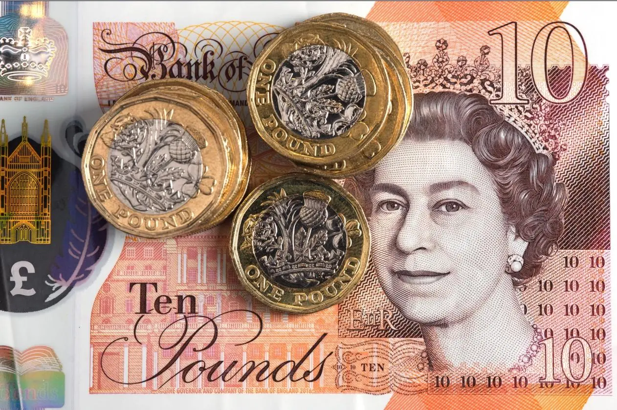 La libra esterlina cae a mínimo histórico mientras se espera intervención del Banco de Inglaterra