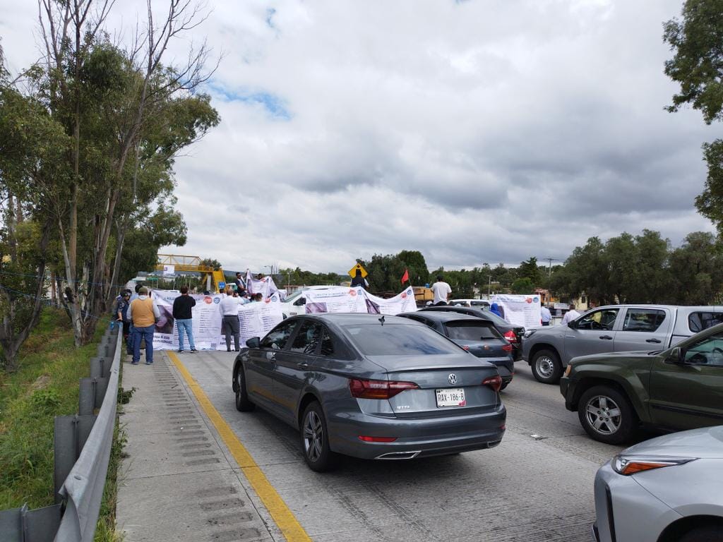 Cierran totalmente la México-Querétaro; denuncian la desaparición de una mujer