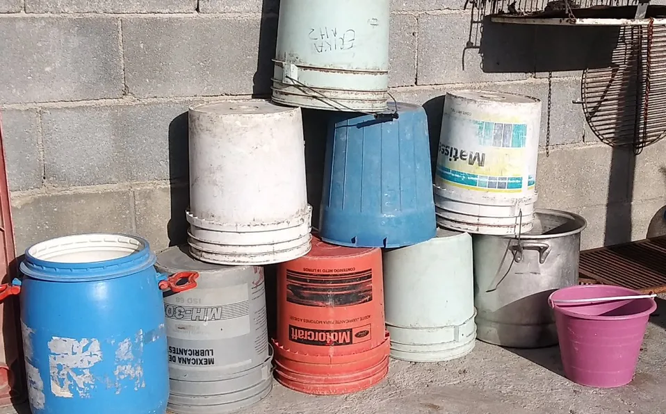 Regios se despiden de cubetas que "dieron batalla" durante sequía