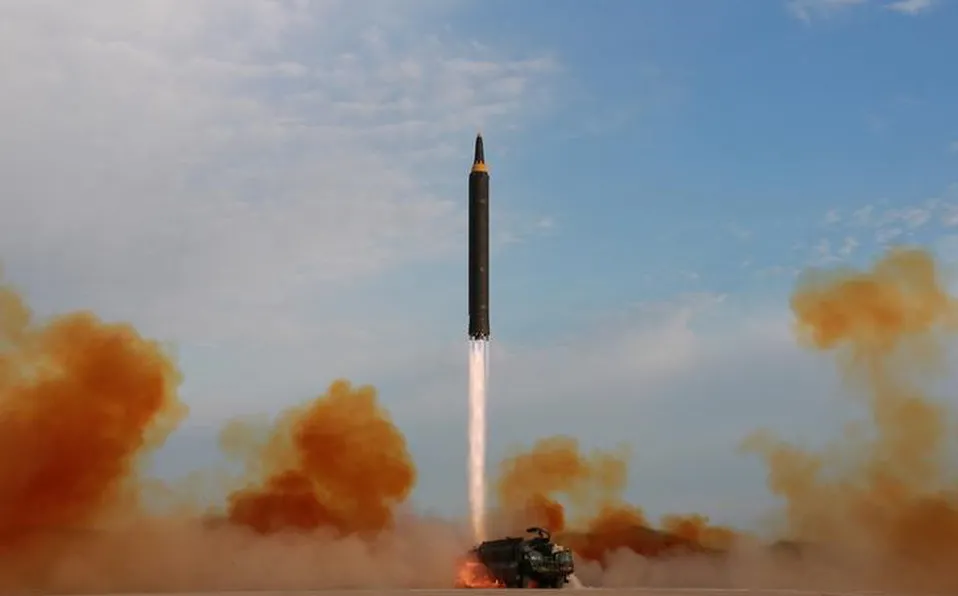 Corea del Norte lanza dos misiles balísticos hacia sus aguas