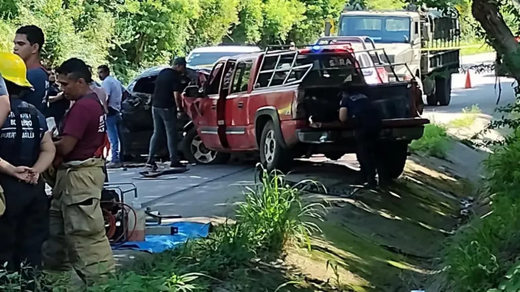 Sicarios chocan, los rescatan y abandonan embolsados en carretera de Puerto Vallarta