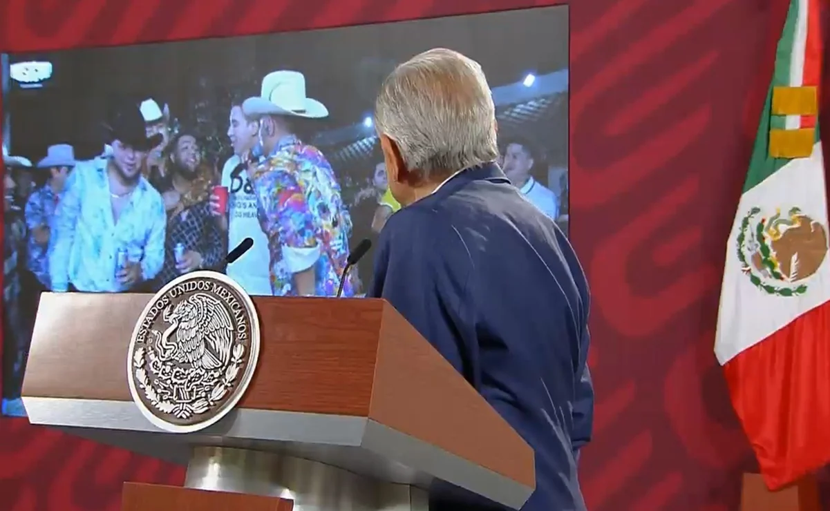 AMLO presume videos de Grupo Firme y Los Tigres del Norte en la mañanera