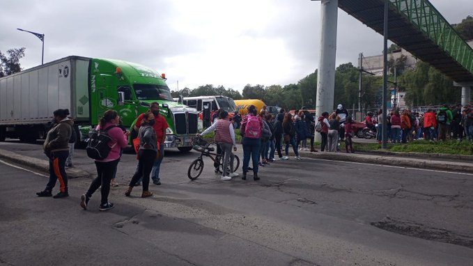 Padres bloquean calzada Ignacio Zaragoza; piden revisión de escuela dañada tras sismos