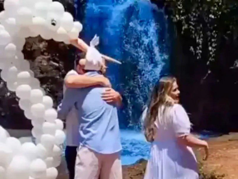 "Serán padres de un crimen ambiental": Pareja tiñe cascada de río para revelar sexo de bebé