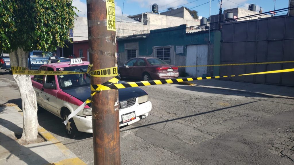 Abandonan en Ecatepec cadáver dentro de taxi con cromática de CDMX