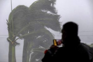 ‘Ian’ se degrada a tormenta tropical; Biden declara estado de desastre en Florida