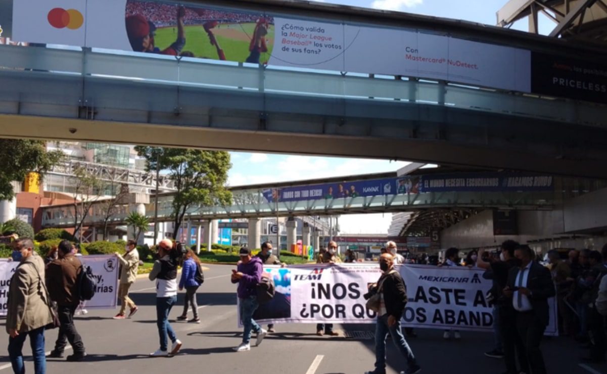 Jubilados de Mexicana de Aviación bloquean acceso a la Terminal 1 del AICM