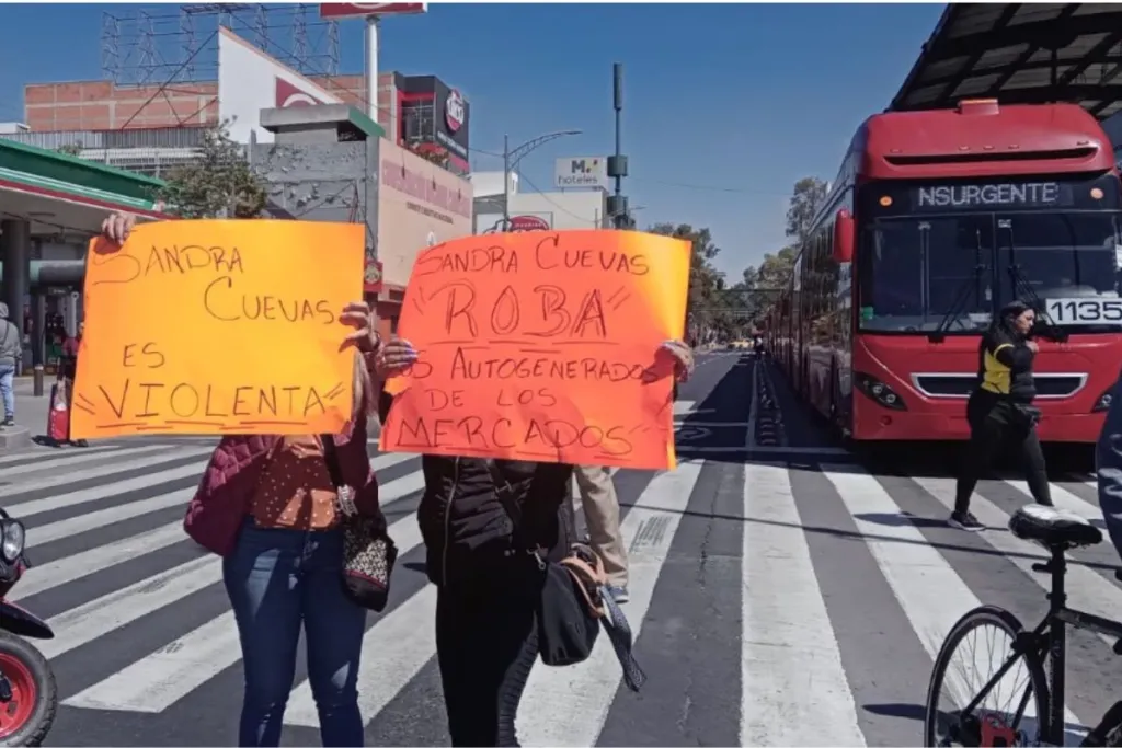 Locatarios de mercado Granaditas bloquean avenida Insurgentes