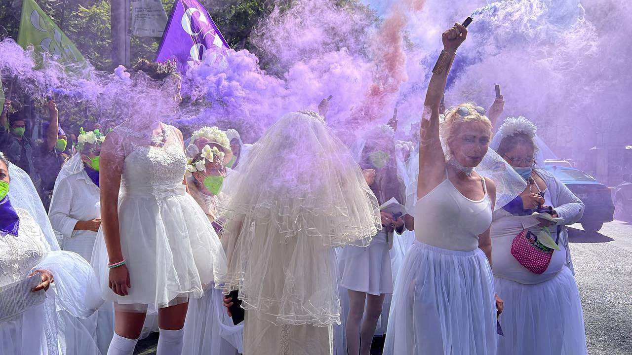 Madres solteras vestidas de novia exigen garantizar pensión alimenticia en CDMX