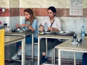 Detienen a mujer iraní por estar sin velo en un restaurante