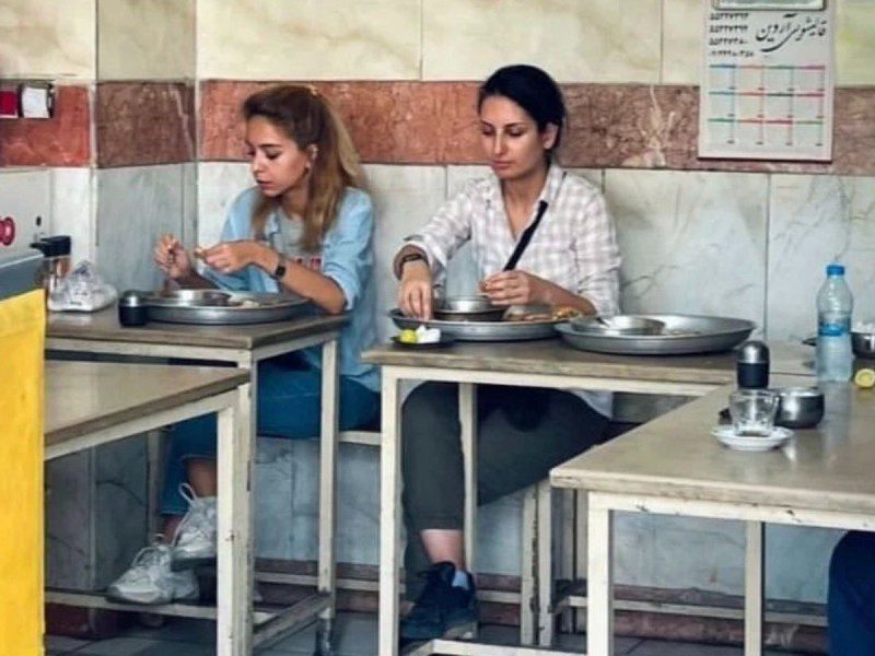 Detienen a mujer iraní por estar sin velo en un restaurante en Irán